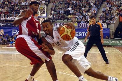 Louis Bullock, del Madrid, intenta entrar ante Posteli, del Olympiacos.