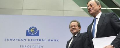 El presidente del Banco Central Europeo (BCE), Mario Draghi, y su vicepresidente, V&iacute;tor Constancio.