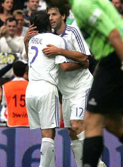 Raúl y Van Nistelrooy se abrazan tras el gol del holandés, el primero del Madrid.