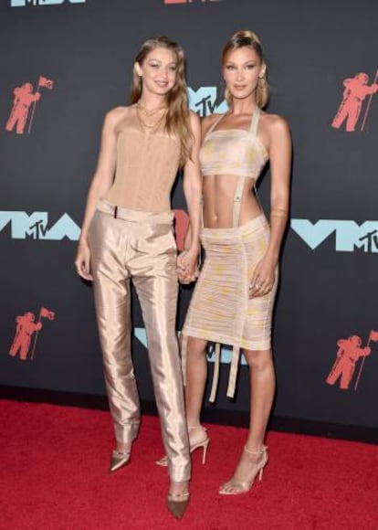 Gigi y Bella Hadid, en los MTV Video Music Awards, en Nueva Jersey, en agosto. 
 