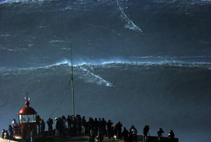 Cuando llega 'la serie' y sube el mar, la tensión aumenta entre los surfistas que están en el agua, que no quieren dejar pasar la que podría llegar a ser la ola de su vida. En la foto, dos surfisfas en dos olas seguidas vistos desde el faro de Nazaré.