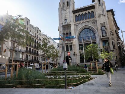 La parte superior de la Via Laietana ha sido pacificada con jardines y bancos.