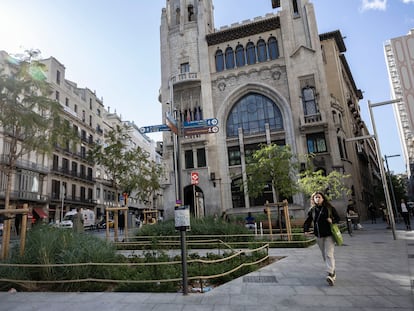 La parte superior de la Via Laietana ha sido pacificada con jardines y bancos.