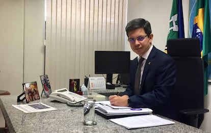 O senador Randolfe Rodrigues em seu gabinete.