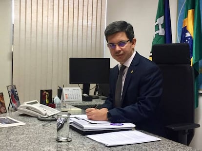 O senador Randolfe Rodrigues em seu gabinete.