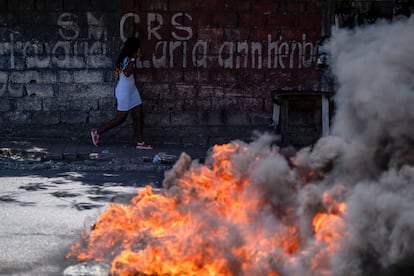 Una mujer durante una protesta que exige la liberación de presos políticos frente al Ministerio de Justicia y Seguridad Pública, en Puerto Príncipe, Haití, el 29 de julio de 2021.