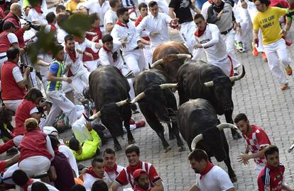 Los toros de la ganadería de Victoriano del Río durante el sexto encierro de San Fermín.