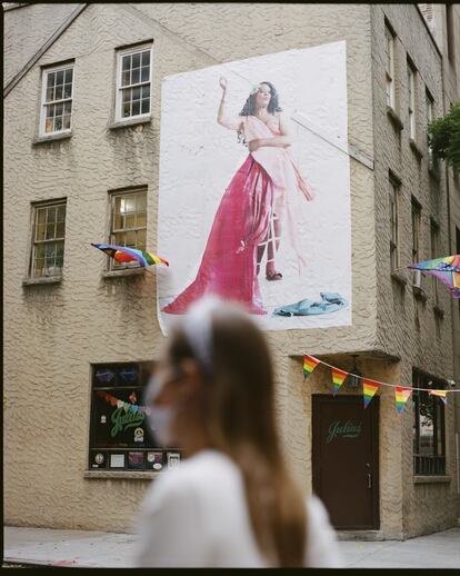 Foto de gran tamaño de la trans Miss Simone (que trabaja en espectáculos en el West Village) en la fachada del Juliu’s, uno de los bares gais más emblemáticos de Nueva York.