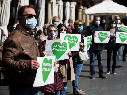Los vecinos de Teruel formaron este sábado una cadena humana con pancartas para reclamar una sanidad pública digna en las zonas rurales y que se acelere la construcción del nuevo hospital.