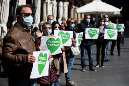 Los vecinos de Teruel formaron este sábado una cadena humana con pancartas para reclamar una sanidad pública digna en las zonas rurales y que se acelere la construcción del nuevo hospital.