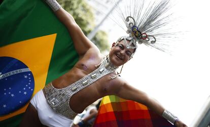 As bandeiras do Brasil e do orgulho gay na parada.