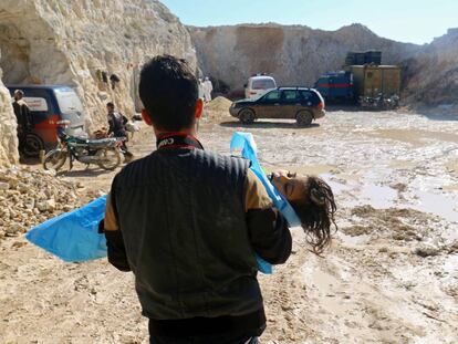 Un hombre lleva en brazos el cad&aacute;ver de un ni&ntilde;o en Siria.
 