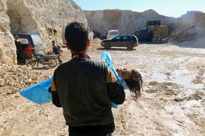 Un hombre lleva en brazos el cad&aacute;ver de un ni&ntilde;o en Siria.
 