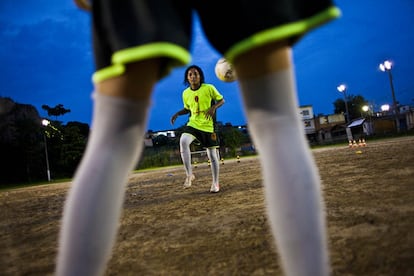 Luana realiza ejercicios de entrenamiento con una compañera. Las chicas hacen los mismos que los chicos. Dinho los entrena igual. 
