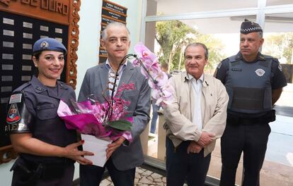 Cabo Kátia recebe flores do governador de SP, Márcio França. 