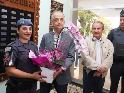 Cabo Kátia recebe flores do governador de SP, Márcio França. 