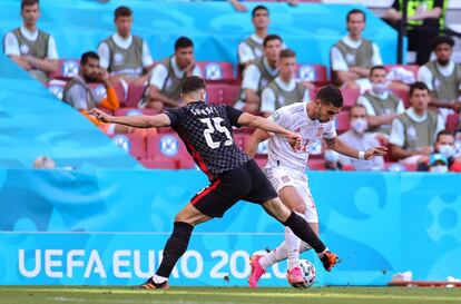 El croata, Josko Gvardiol, trata de arrebatarle la posesión del balón a Ferran Torres, delantero de la selección española.