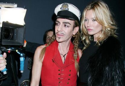 John Galliano y Kate Moss en un reencuentro en 2010 en el desfile de Dior de la Semana de la Moda de París.