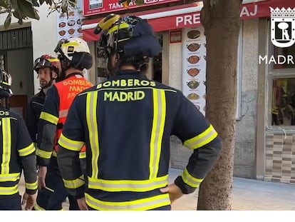 Bomberos del Ayuntamiento de Madrid intervienen ante el riesgo estructural de un edificio en Lavapiés.
