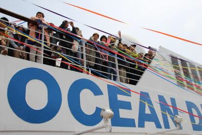 Los pasajeros se despidieron de sus familiares y amigos lanzando cintas de colores. En tres meses y medio, volverán a Japón.