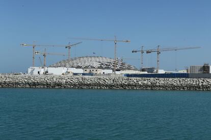 Construido al auténtico estilo del Golfo, el Louvre Abu Dhabi resulta sorprendente en todos los sentidos. El edificio en forma de cúpula, proyectado por el arquitecto Jean Nouvel, es toda una proeza arquitectónica: parece flotar sobre un lago artificial. Las colecciones permanentes exhibirán arte de todas las épocas, desde grabados budistas chinos hasta óleos italianos, con piezas maestras de Van Gogh, Monet y Da Vinci.