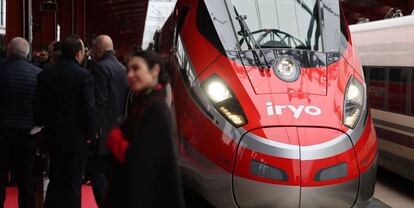 Uno de los trenes de alta velocidad de Iryo en la estación madrileña de Chamartín.