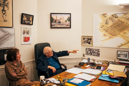 Serge Klarsfeld señala el plano del campo de concentración de Auschwitz.