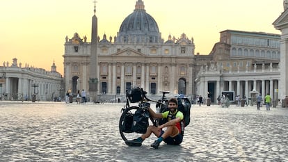 Nil Cabutí, en la plaza de San Pedro, en el Vaticano, durante su viaje.