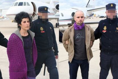 Los presuntos etarras Lexuri Gallastegui Sodupe y Haymar Altuna Ijurco, durante su traslado desde Francia a España.