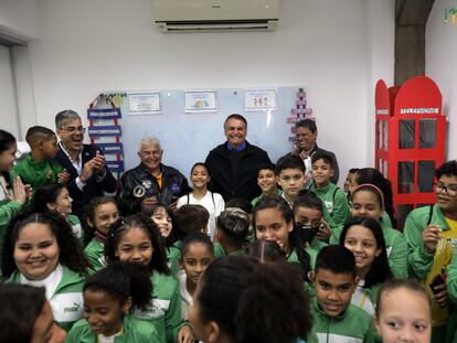 Algunos de los niños del Instituto Neymar Jr. junto a Jair Bolsonaro, durante su visita.