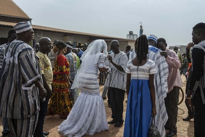 Cada fin de semana durante los meses de febrero, marzo, abril y mayo se celebran la mayoría de las bodas cristianas, musulmanas y civiles, donde son habituales las celebraciones mixtas e incluso algunas parejas se casan en el mismo día por diferentes ritos religiosos.