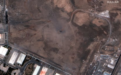 Un cráter sobre las inmediaciones de la planta de enriquecimiento de uranio de Natanz, este domingo.