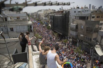 Desfile del Orgullo Gay por las principales calles de Tel Aviv (Israel).