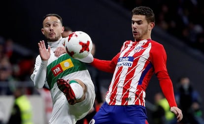 Iván Sánchez pugna con Lucas.