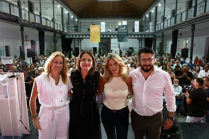 La líder de Sumar y vicepresidenta del Gobierno en funciones, Yolanda Díaz (segunda por la derecha), durante un acto de su formación en Cádiz, acompañada por representantes políticos en la provincia.