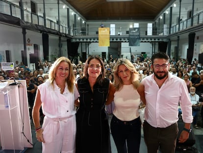 La líder de Sumar y vicepresidenta del Gobierno en funciones, Yolanda Díaz (segunda por la derecha), durante un acto de su formación en Cádiz, acompañada por representantes políticos en la provincia.