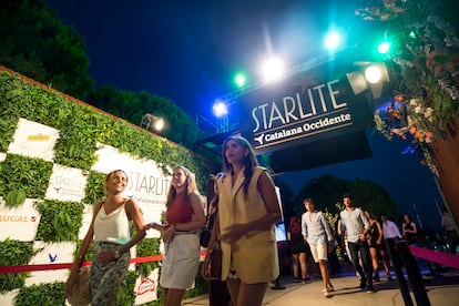Llegada de asistentes al concierto de Taburete en el festival Starlite.