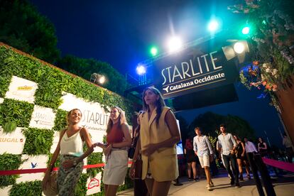 Llegada de asistentes al concierto de Taburete en el festival Starlite.