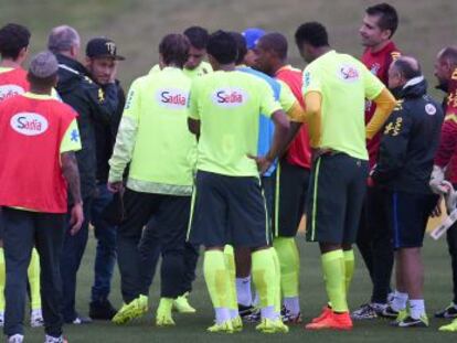 Scolari saluda a Neymar en la visita del delantero a la concentraci&oacute;n brasile&ntilde;a