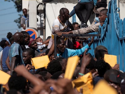 Cientos de haitianos se amotinan en la oficina de migración para solicitar el pasaporte, el 2 de febrero de 2023.