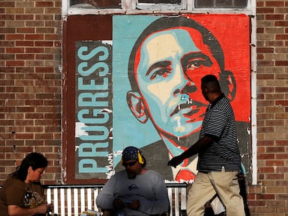 Una parada de bus frente a un retrato del expresidente Barack Obama en Denver, Colorado, el 19 de agosto de 2009.