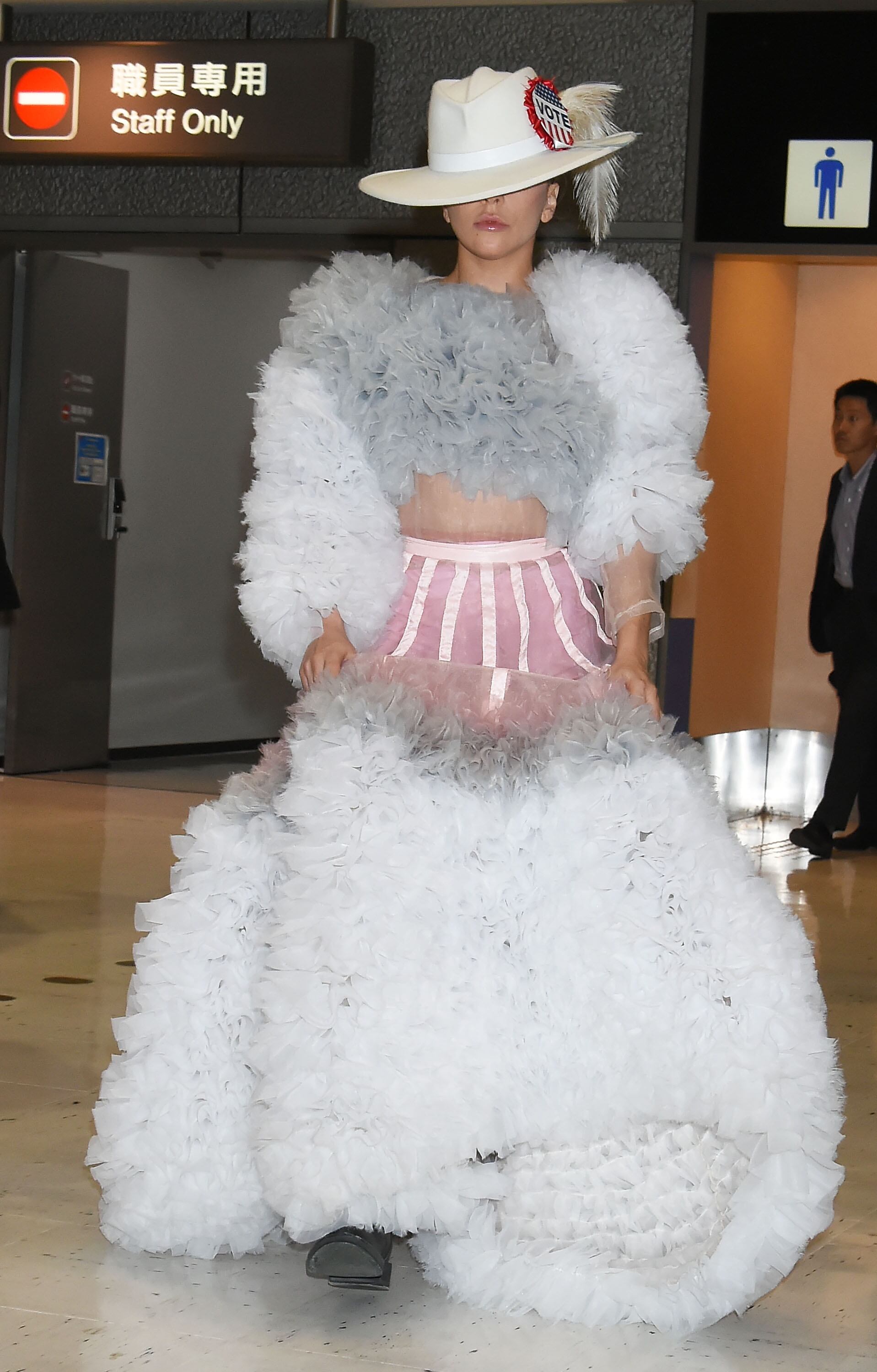 Lady Gaga, con un atuendo inspirado en las sufragistas, a su llegada al aeropuerto de Narita (Japón) en noviembre de 2016.
