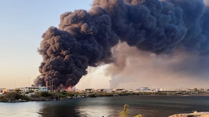 Una larga columna de humo sobre un depósito de combustible en Puerto Sudán, este martes.