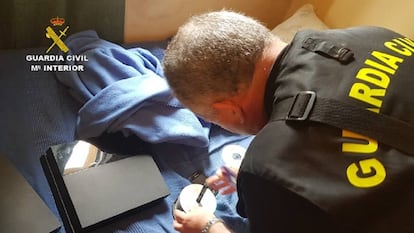Un Guardia Civil, con material incautado en una operación contra la pornografía infantil.