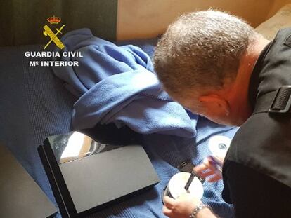 Un Guardia Civil, con material incautado en una operaci&oacute;n contra la pornograf&iacute;a infantil. 