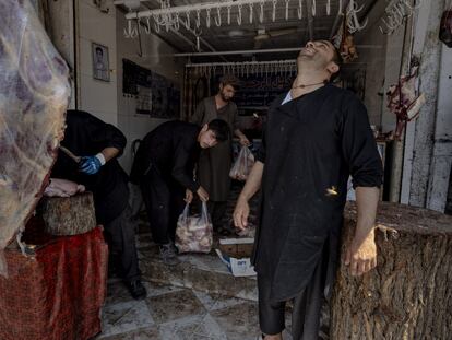 Una carnicería en la ciudad de Kabul. La clase trabajadora no tiene la posibilidad de obtener ningún tipo de visa para marcharse al exterior. Permanecerán en el país bajo el nuevo régimen talibán con un incierto futuro por delante.