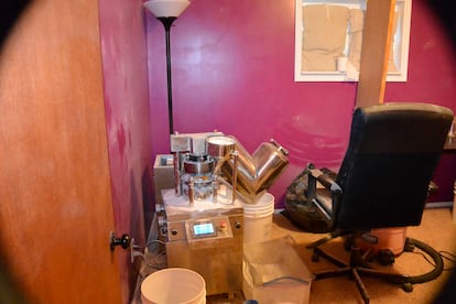 Interior de la casa de un traficante condenado por dirigir la venta en línea de fentanilo