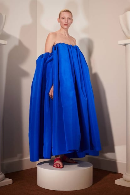 Vestido en color azul klein y cuello bardot de la colección otoño-invierno 2020.