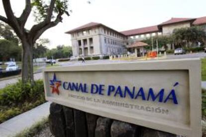 La Autoridad del Canal de Panamá (ACP) no reconoce los supuestos costes extraordinarios por considerarlos injustificados, y exige que un arbitraje internacional previsto en el contrato decida sobre el asunto. EFE/Archivo