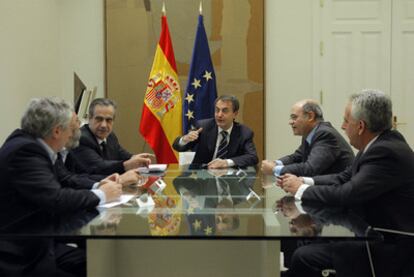 José Luis Rodríguez Zapatero, con el ministro de Trabajo y los interlocutores sociales, en la apertura del diálogo social en febrero.